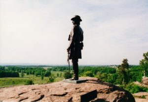 Gouverneur K Warren blickar ut från Little Round Top på västflanken den 2 juli. Foto: Camilla Ek