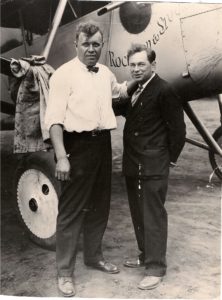 Bert "Fish" Hassell och Parker "Shorty" Cramer före avfärden med The Greater Rockford. Ur Midway Village Museums samlingar, Rockford, Illinois, USA.