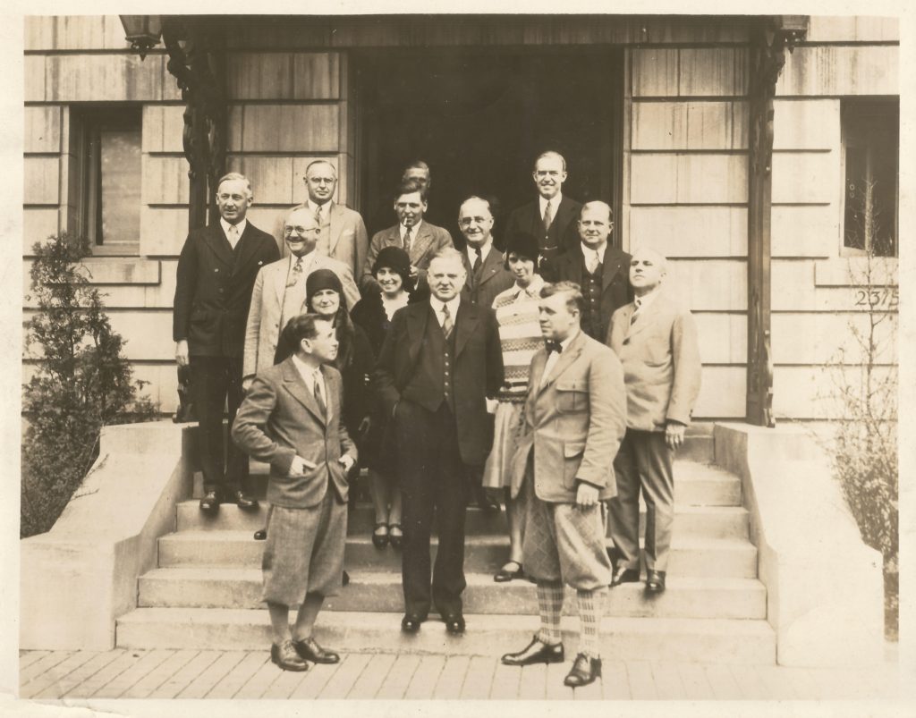 Främre raden: Parker Cramer, Herbert Hoover, Bert Hassell. Ur Midway Village Museums samlingar, Rockford, Illinois, USA.