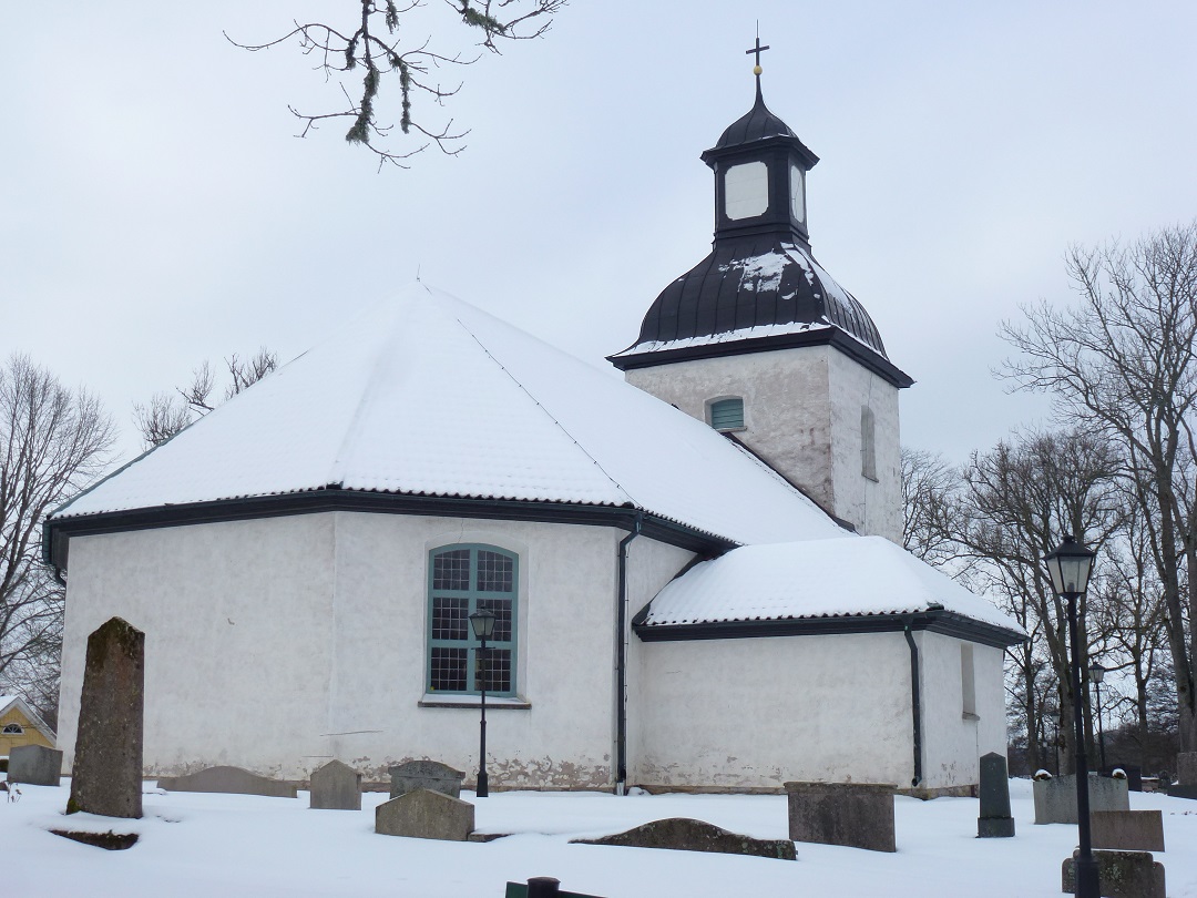 Eggby kyrka med sakristian till höger. Foto: Camilla Ek, februari 2018